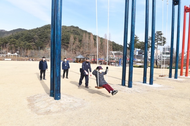 오규석 기장군수는 7일 오후 2시30분경 ‘중앙공원’ 잔디광장에 조성한 부·울·경 최고 높이 6m, 폭 4.5m의 대형 전통그네 개방 현장을 방문해 점검하고 있다.(사진제공=부산 기장군)