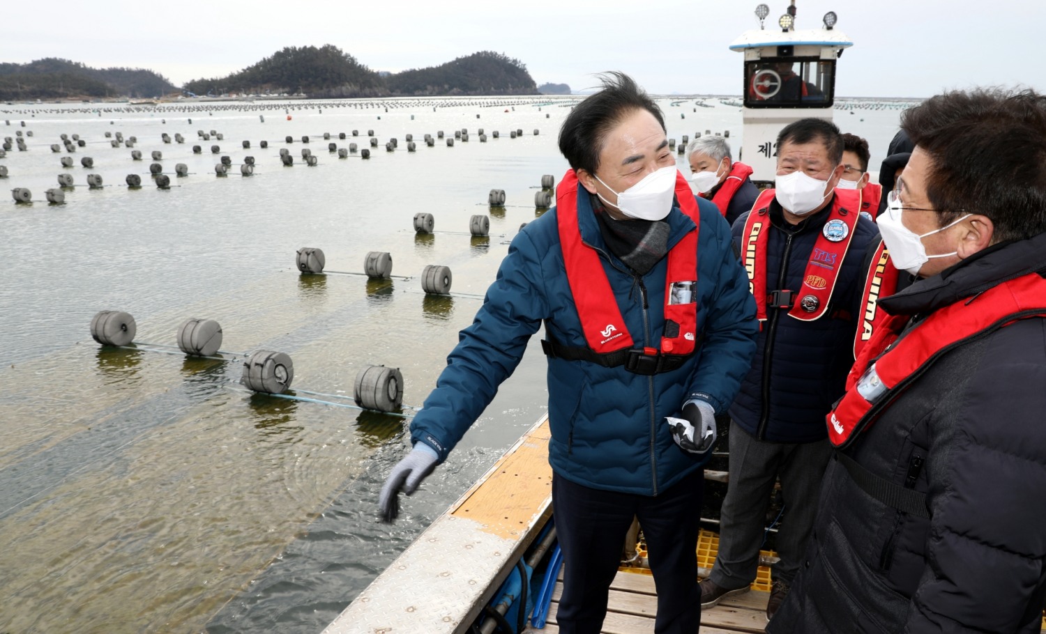 임준택 수협중앙회장(사진 가장 오른쪽)이 7일 해남군 일대 김 양식장 피해 현장을 살펴보고 있다. (사진=수협중앙회)