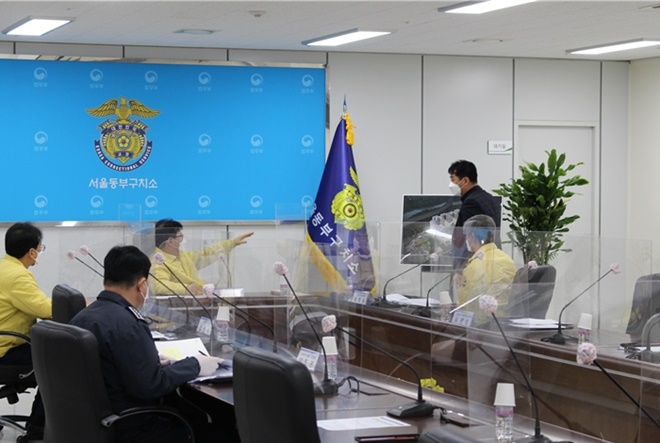 강성국 법무부차관이 2월 7일 서울동부구치소에서 법무부 교정본부 보안정책단장·코로나19교정시설긴급대응단·서울동부구치소 관계자 등과 오미크론 유행 대응 방역방안에 대해 논의하고 있다.(사진제공=법무부)