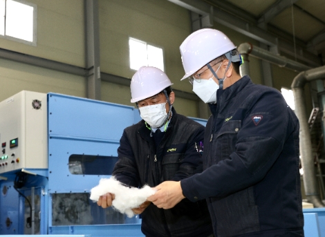 생산현장을 방문한 김종호 기보 이사장(사진오른쪽)과 박순용 (주)디아이티그린 대표(사진왼쪽). 사진=기술보증기금