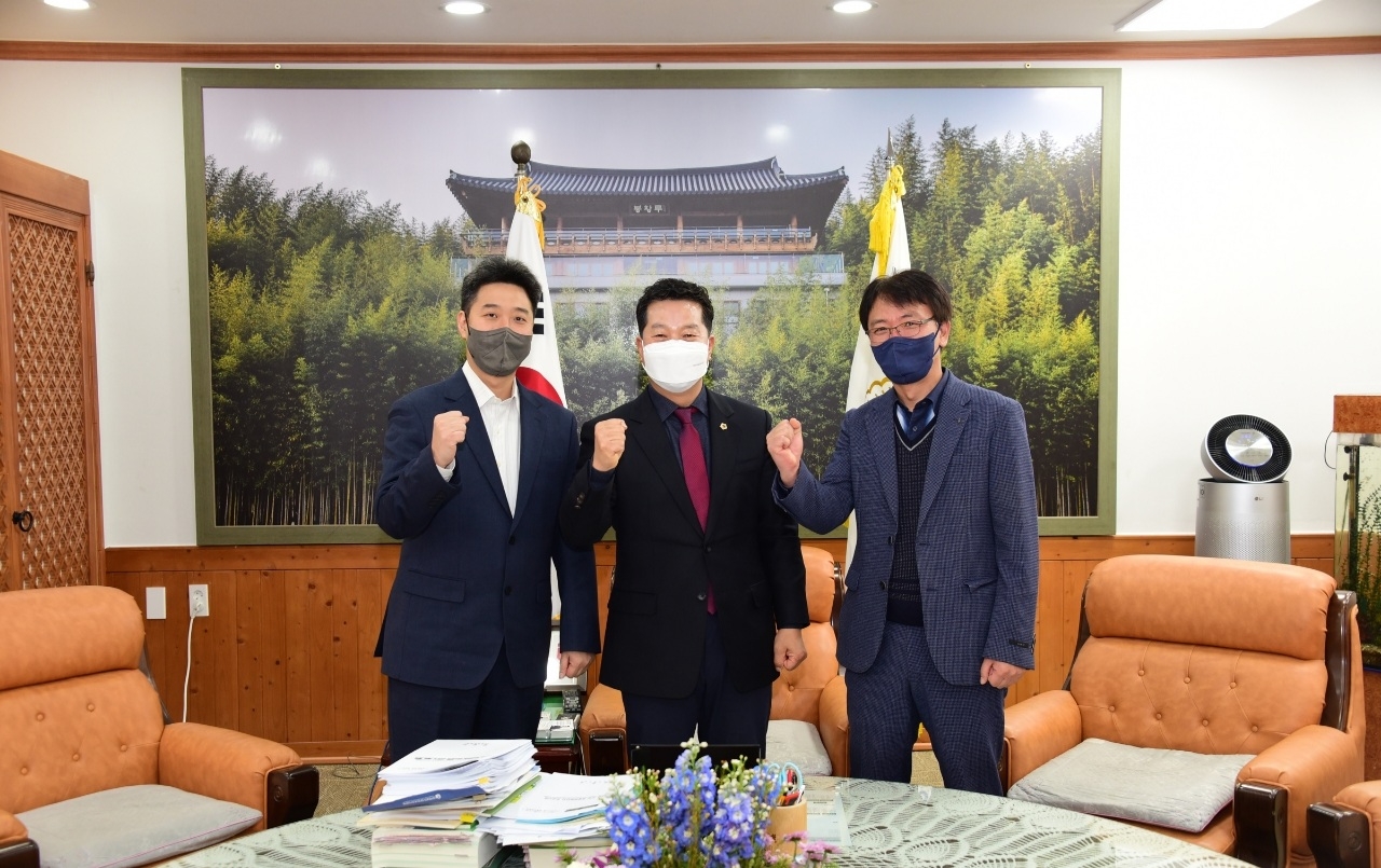 좌측부터 NHN엔터프라이즈 담당자, 담양군의회 김정오 의장, 인정보기술 강동진 대표가 클라우드 이전을 축하하는 기념사진을 촬영하는 모습. 사진=NHN