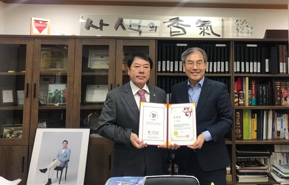 아이넷방송 박준희 회장(사진왼쪽)이 고문 위촉장을 내보이며 사색의 향기 이영준 상임대표와 기념촬영을 하고 있다.(사진제공=아이넷방송)