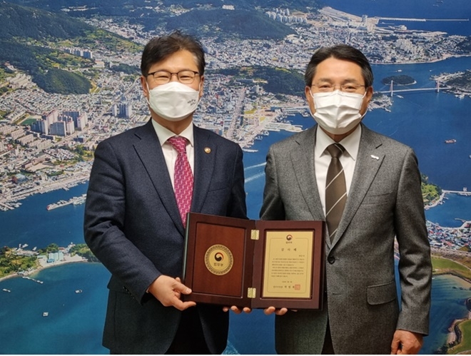 강성국 법무부차관이 여인태 해경교육원장에게 감사패를 전달하고 기념촬영을 하고 있다.(사진제공=법무부)