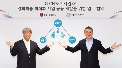 LG CNS 현신균 부사장(오른쪽)과 애자일소다 최대우 대표이사(왼쪽)가 협약 체결 후 기념촬영하는 모습. 사진=LG CNS
