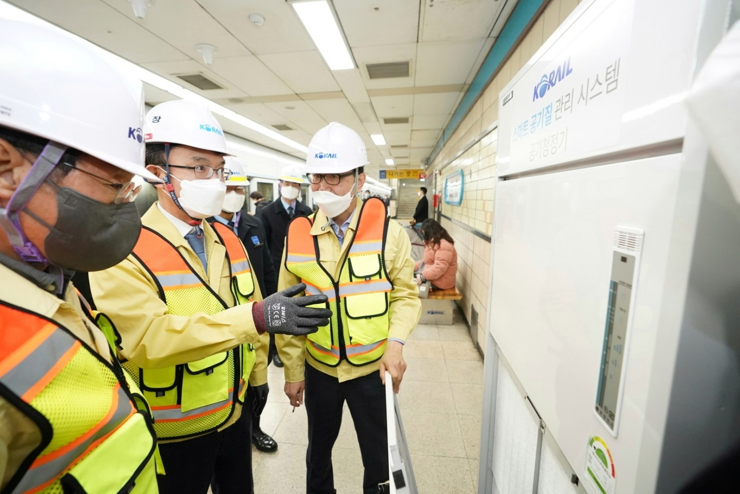 나희승 코레일 사장(사진 왼쪽에서 두번째)이 11일 오전 인덕원역에서 지하역사 공기질 개선을 위한 스마트 공기질 관리시스템을 점검하고 있다. (사진=코레일)