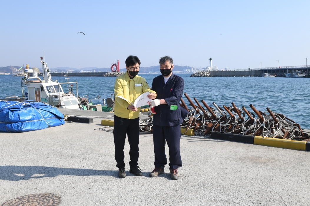 오규석 기장군수는 11일 오전 10시 30분경 어촌체험 프로그램과 관광자원 개발 등을 추진 중인 ‘칠암항 오감체험 어촌조성사업’ 현장을 방문해 그간 추진사항을 점검하고 있다.(사진제공=부산 기장군)