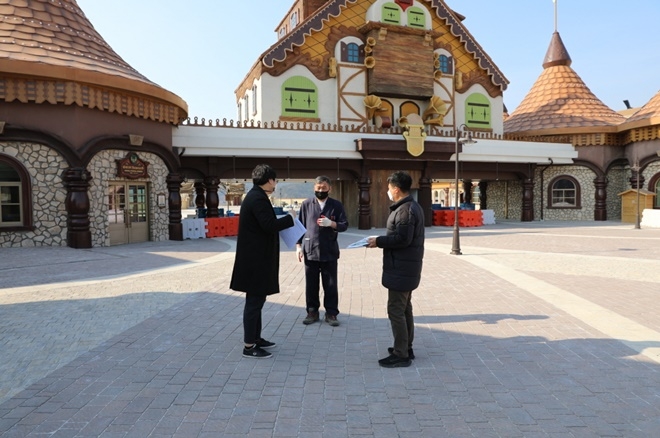 오규석 기장군수는 11일 오후 2시 30분경 오시리아 관광단지를 방문해 최첨단 ‘디지털트윈(Digital Twin) 국토 시범사업’ 추진 현황에 대해 점검하고 있다.(사진제공=부산 기장군)