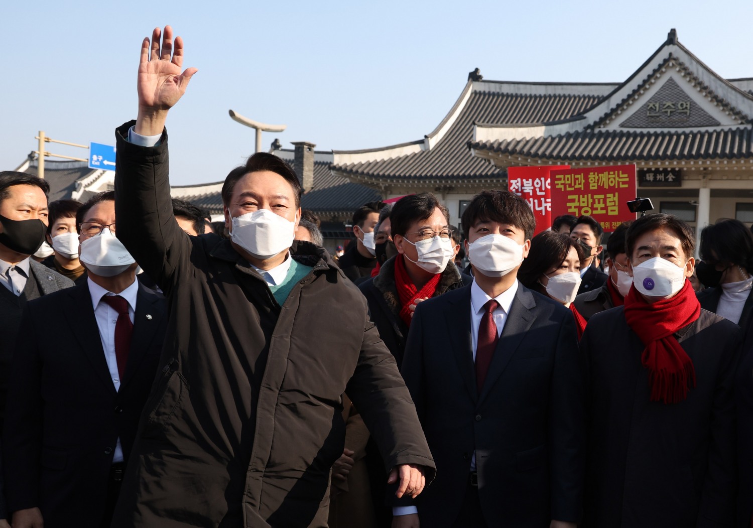 국민의힘 윤석열 대선 후보와 이준석 대표가 12일 오전 전주역에서 공약홍보 '열정열차' 탑승 전 시민들에게 인사하고 있다. 사진=연합뉴스