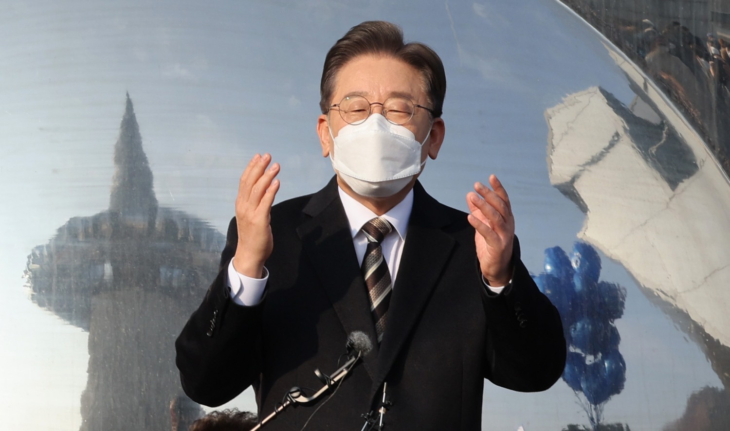 더불어민주당 이재명 대선후보가 12일 대전시 유성구 대전e스포츠경기장 드림아레나에서 대전 공약을 발표하기 전 대전 시민들에게 지지를 호소하고 있다. 사진=연합뉴스