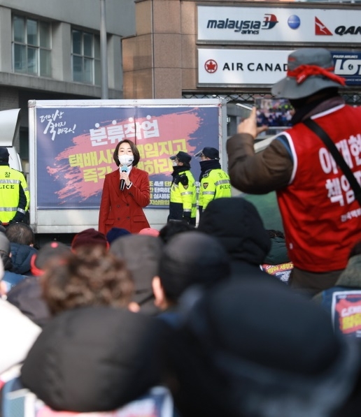 김재연 진보당 대선후보가 12일 택배농성 현장을 방문해 지지투쟁 발언을 하고 있다.(사진제공=진보당)