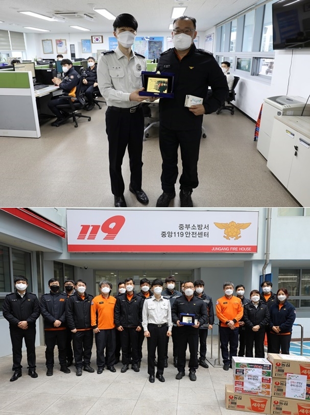 부산중부소방서 류승훈 서장이 김백수 소방관(위사진 우측)에게 감사패를 전달하고 동료들과 기념촬영.(사잔제공=부산소방재난본부)