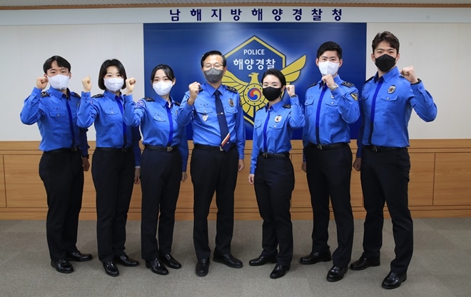 윤성현 남해해경청장(가운데)이 제70기 간부후보생과 기념촬영을 하고 있다.(사진제공=남해지방해양경찰청)