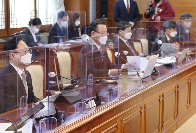김부겸 국무총리가 15일 오후 2시 정부서울청사에서 20대 대통령선거 대비 공명선거 관계장관회의를 주재하고 있다.(사진=연합뉴스)