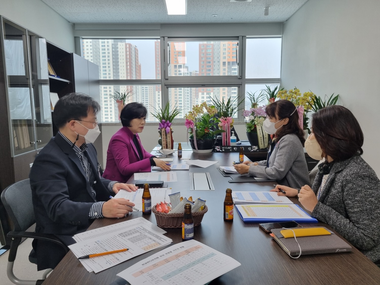 경기도의회 한미림 의원이 판교반디유치원 방과후과정 확대를 위한 간담회를 진행하고 있다.