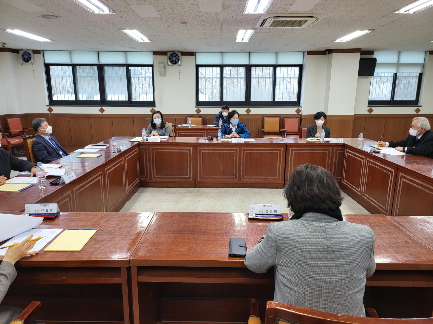 경기도의회 정윤경 의원이 건강장애학생 원격시스템 구축 TF 1차 회의를 진행하고있다.