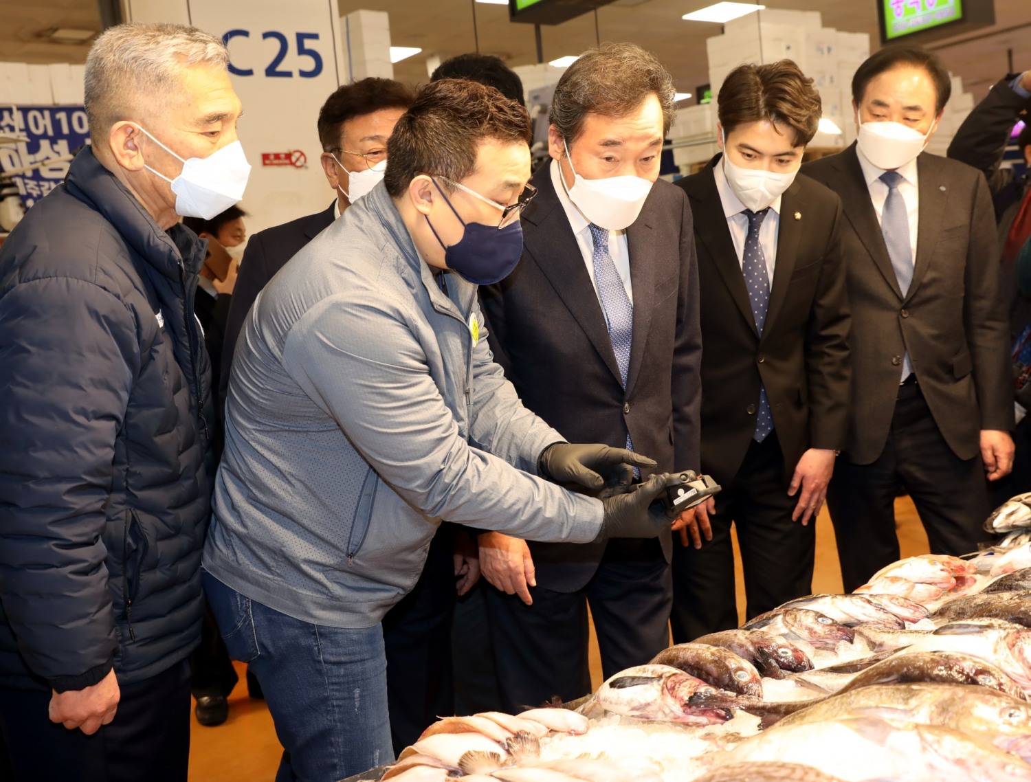 임준택 한수총회장(사진 앞 왼쪽)은 14일 노량진수산시장에서 더불어민주당 윤재갑의원(사진 앞 오른쪽)에게 정부의 일방적 수산정책에 대한 반대의견이 담긴 '어업인 수산정책 건의서' 를 전달하고 있다.(사진=수협중앙회)