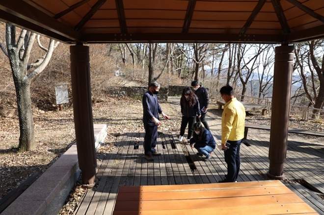 오규석 기장군수는 15일 오후 2시 30분경 기장읍 두화마을부터 철마면 곰내재 숲속쉼터까지 이어지는 일광산 테마 임도를 방문해 현장을 점검하고 있다.(사진제공=부산 기장군)