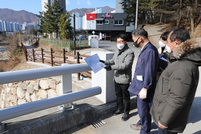 오규석 기장군수는 2월 16일 오전 10시 30분경 지난해 태풍 '오마이스'로 피해를 입은 정관읍 좌광천 일원 수해 복구공사 현장을 방문해 그간 추진현황을 점검하고 있다.(사진제공=부산 기장군)
