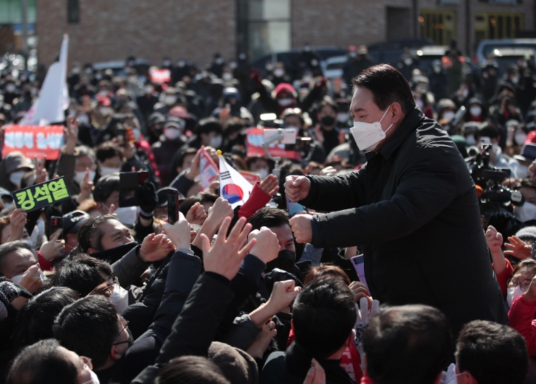 국민의힘 윤석열 대선후보가 17일 경기도 용인 수지구에서 열린 '역동적 혁신성장 대한민국 만들기' 유세에서 지지를 호소하고 있다. 사진=윤석열캠프