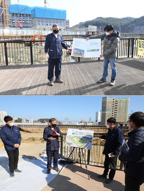 오규석 기장군수는 17일 오전 10시 30분경 주민들의 자연·문화·휴식 공간으로 조성될 일광신도시 후동앞뜰 저류지 공원화 사업 현장을 방문해 그간 추진현황을 점검하고, 오후 2시 30분경 일광신도시 삼성 저류지 공원화 사업 현장을 방문해 그간 추진현황을 점검하고 있다.(사진제공=부산 기장군)