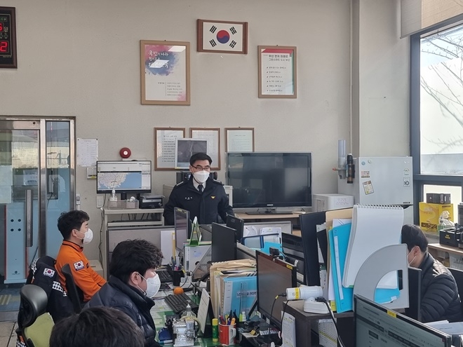 박해영 부산강서소방서장이 17일 119안전센터 긴급 특별방역점검을 하고 있다. (사진제공=부산소방재난본부)