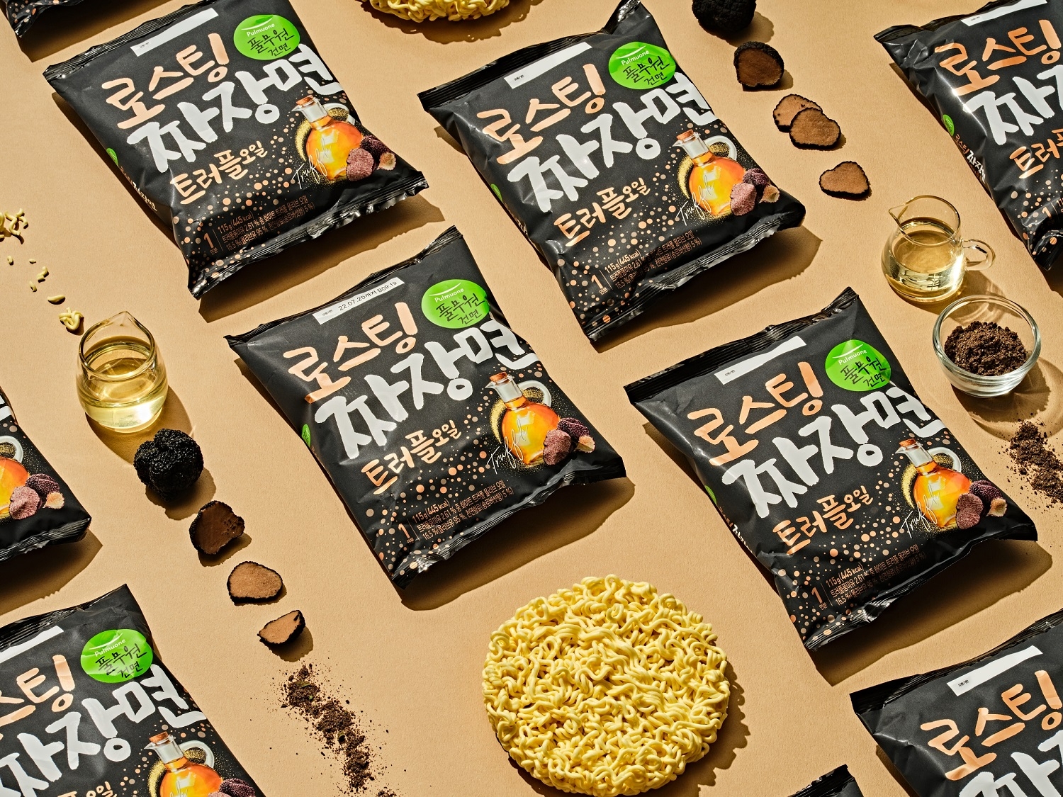 풀무원 ‘로스팅 짜장면 트러플오일’ 출시