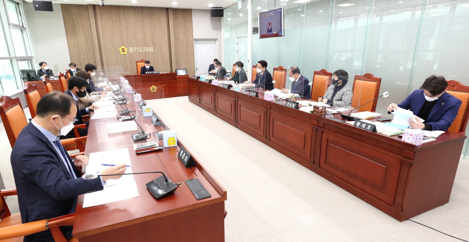 경기도의회 교육행정연구회가 정책연구용역 중간보고회를 서면으로 진행했다.