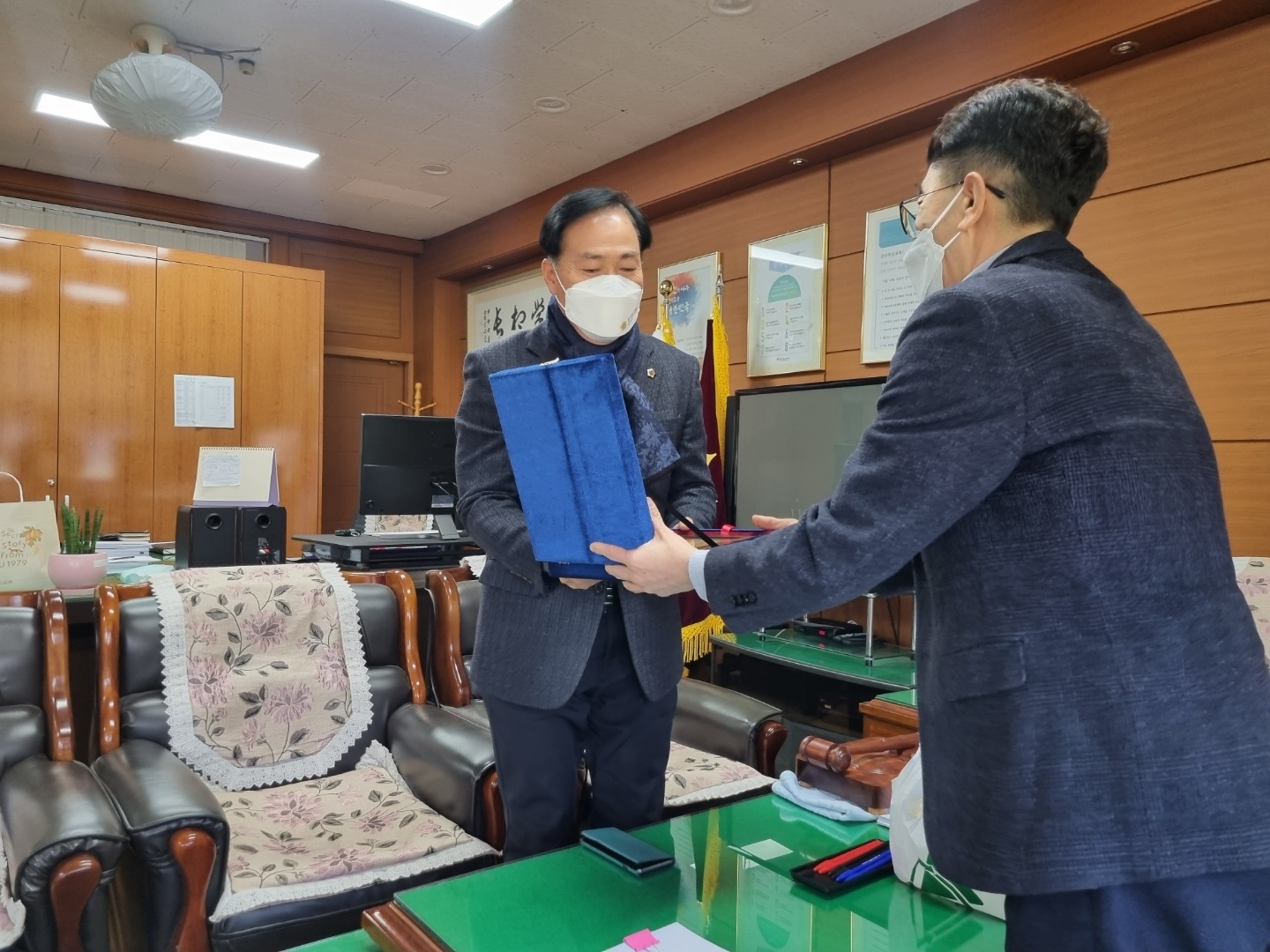 경기도의회 박덕동 의원은 광주 곤지암고등학교 교육가족으로부터 감사패를 전달받았다.