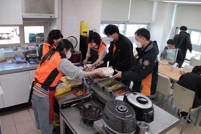 의용소방대원들이 주말 음식을 조리해 소방대원에게 배식하고 있다.(사진제공=부산소방재난본부)