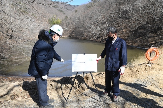오규석 기장군수는 22일 오전 10시 30분경 안정적인 영농환경 제공과 자연재난 피해 예방을 위해 시행 중인 정관읍 ‘지석골 저수지’ 정비공사 현장을 방문해 점검하고 있다.(사진제공=부산 기장군)
