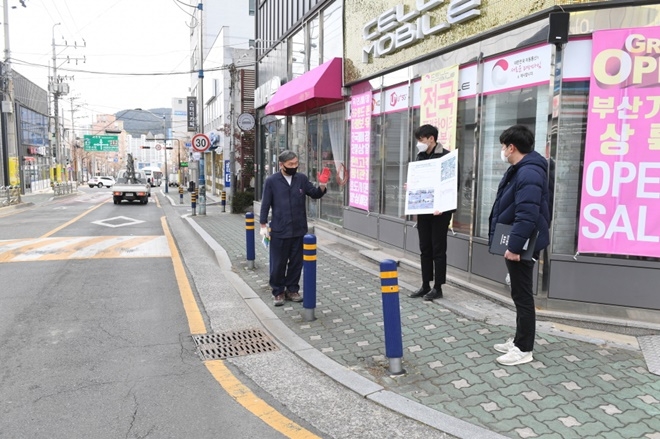 오규석 기장군수는 23일 오전 10시 30분경 도로침하와 수질오염을 사전에 예방하기 위해 추진 중인 기장읍 대라리 165-10 일원의 ‘하수관로 정비공사’ 현장을 방문해 그간 현황을 점검하고 있다.(사진제공=부산 기장군)