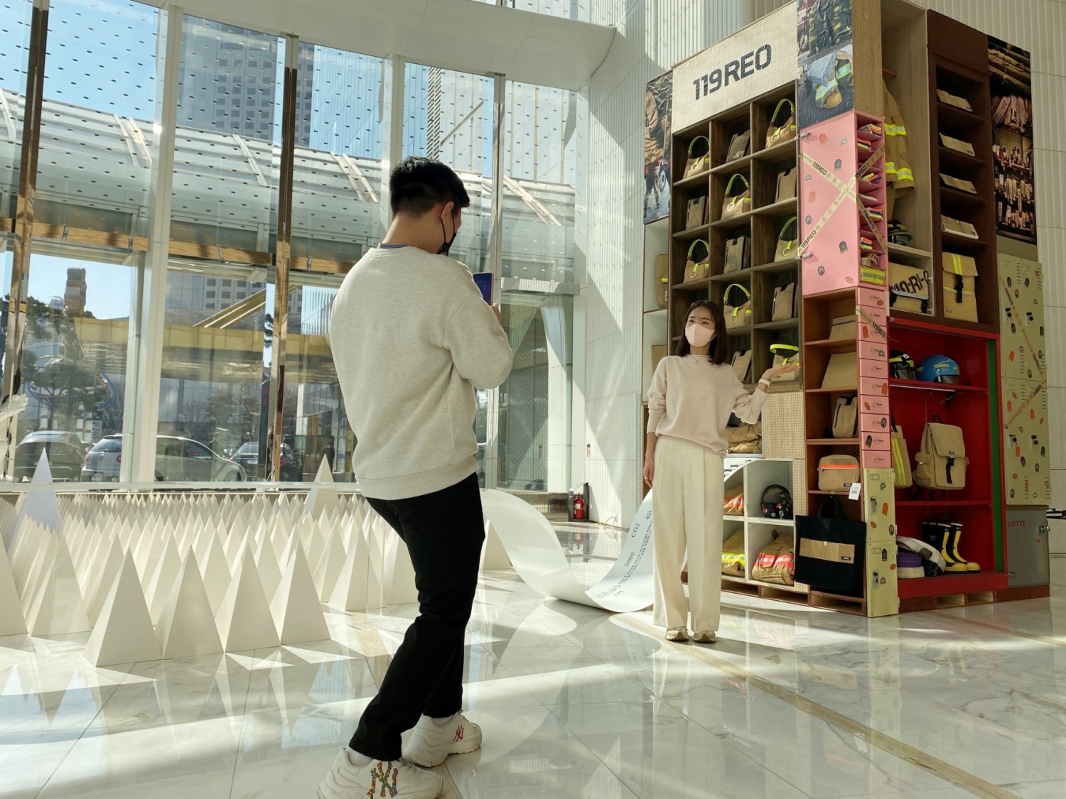 롯데온, 친환경 소비 확산 주제로 작품 전시 진행