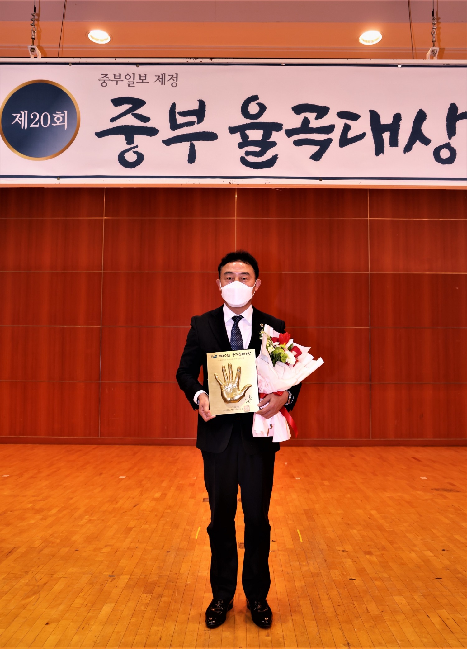 진용복 부의장이 제20회 중부율곡대상 광역정치부문 수상 후 기념촬영을 하고있다.
