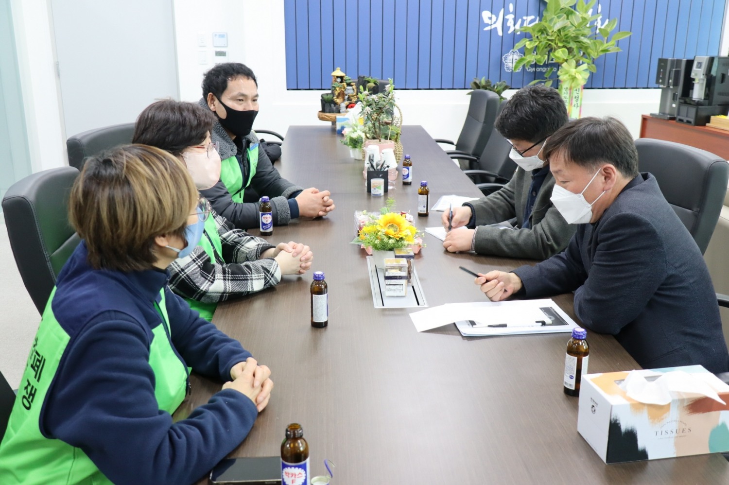 경기도의회 남종섭 의원이 공무직노조와의 면담을 진행하고 있다.