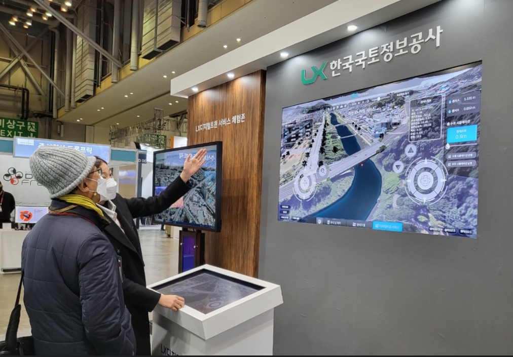 LX공사는 26일까지 부산 벡스코에서 열리는 ‘2022 드론쇼 코리아’에 참가, 홍보부스를 마련해 UAM 핵심기반인 3차원 지형정보 제작기술을 소개하고 있다. (사진=LX공사)