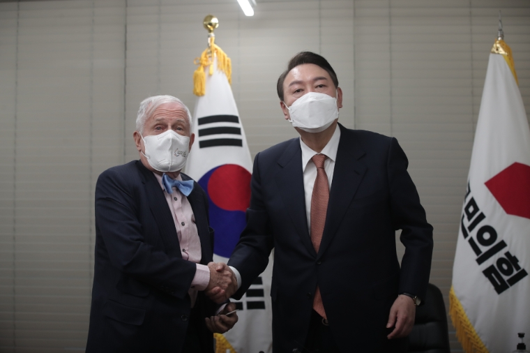 국민의힘 윤석열 대선후보가 지난 24일 서울 영등포구 당사에서 짐 로저스 로저스홀딩스 회장과 면담을 가졌다. 사진=윤석열캠프