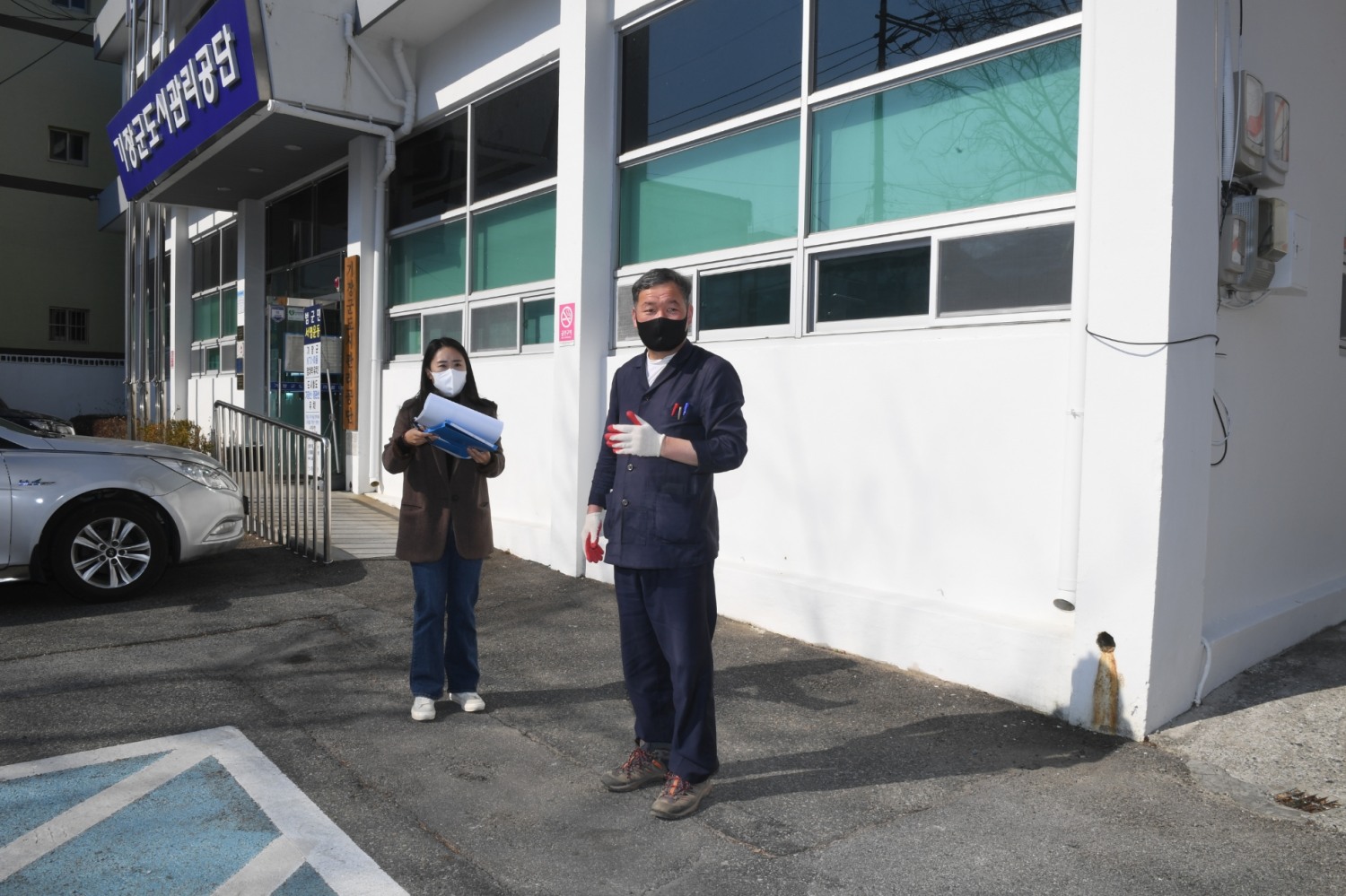 오규석 기장군수는 25일 오후 2시 30분경 ‘건강가정다문화가족지원센터 정관분소’ 개소를 위해 개·보수 공사 중인 ‘기장군도시관리공단(2층)’을 방문해 추진현황을 점검하고 있다.(사진제공=부산 기장군)