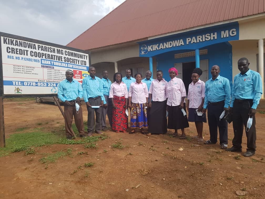 우간다 키칸드와 새마을금고 임직원들이 기념촬영하고 있다. 사진=새마을금고중앙회