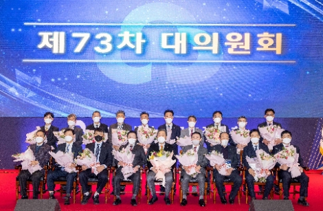 천안인재개발원에서 열린 대의원회에서 선출된 새마을금고중앙회 이사들과 박차훈 새마을금고중앙회장이 기념촬영하고 있다. 사진=새마을금고중앙회