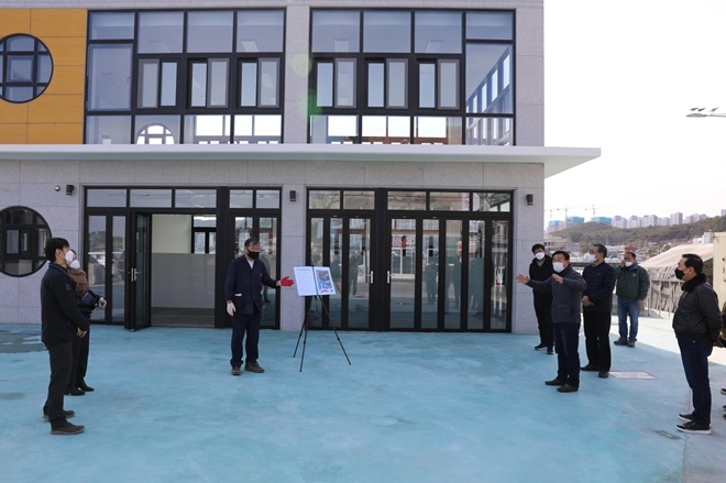 오규석 기장군수는 28일 오후 2시 30분경 일광면 이천항의 ‘이천 수산물직매장’ 건립공사 현장을 방문해 추진현황을 점검하고 있다.(사진제공=부산 기장군)