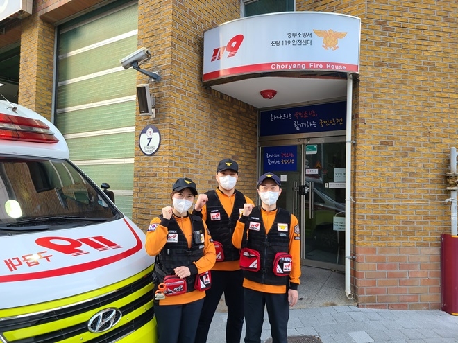 아기의 출산을 도운 구급대원들.(사진제공=부산소방재난본부)