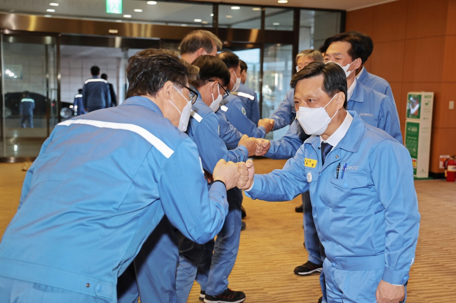 김학동 대표이사 부회장이 취임식장에서 임직원들과 인사하고 있는 모습.(사진=포스코)