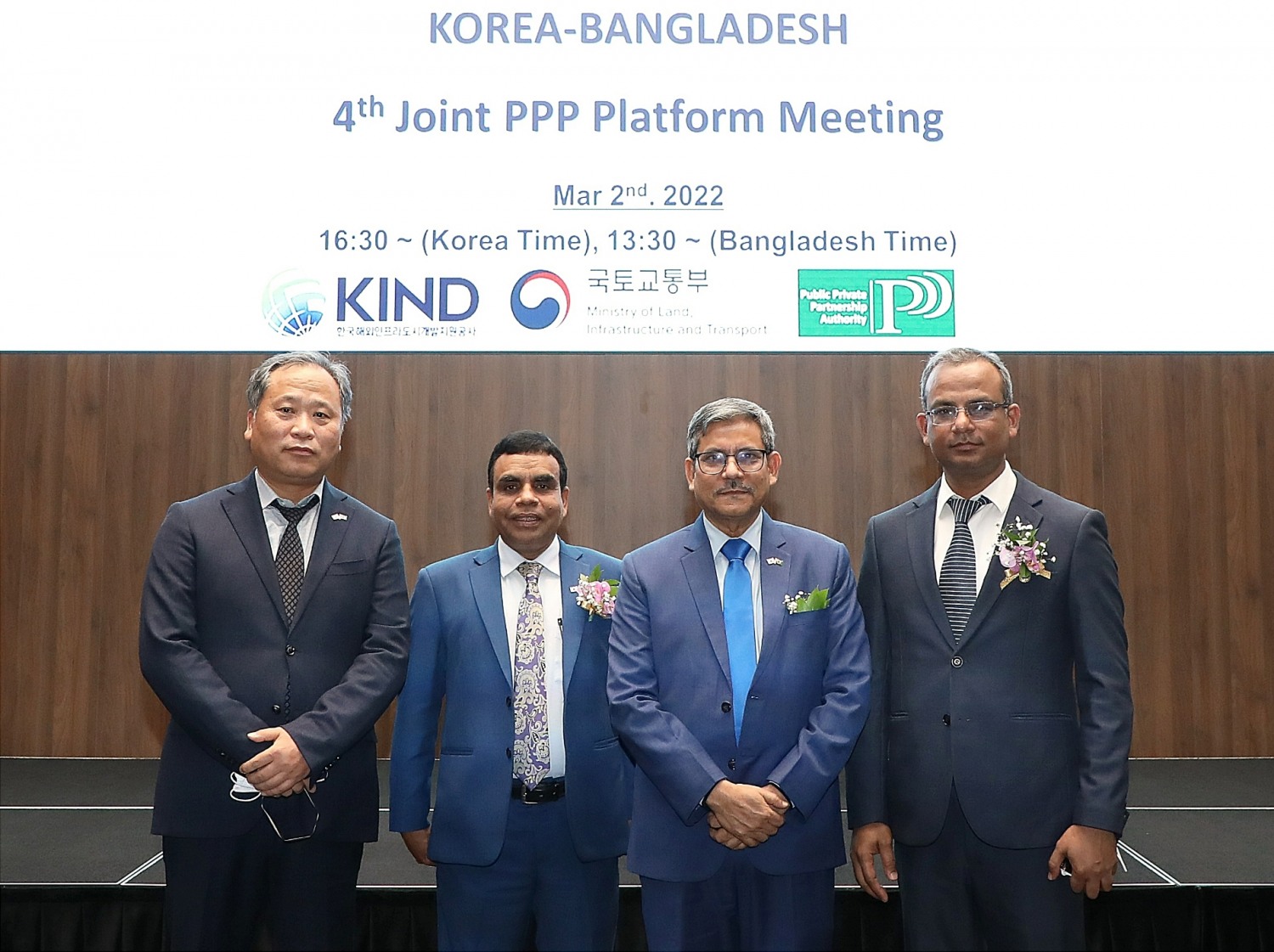 임종대 GS건설 D.Energy솔루션 담당, 아불 바샤르 방글라데시 PPPA 부청장, 카우사르 아미르 알리 방글라데시 다카배전공사 사장, 나즈물 아베딘 방글라데시 전력청 국장(왼쪽부터)이 기념촬영을 하고 있다.(사진=GS건설)