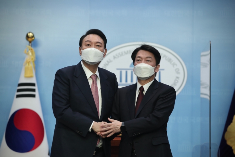 국민의힘 윤석열 대선 후보와 국민의당 안철수 대선 후보가 3일 오전 국회 소통관에서 단일화 기자회견을 진행했다. 사진=윤석열캠프