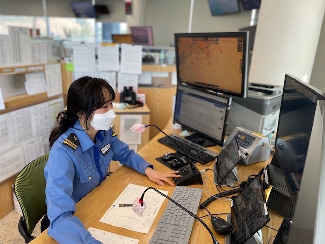 부산항VTS 지인화 관제사가 관제 업무에 임하고 있는 모습.(사진제공=남해지방해양경찰청)