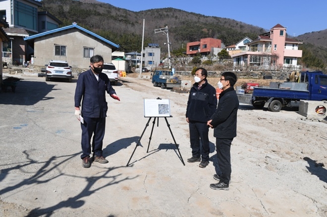 오규석 기장군수는 3일 오전 10시 30분경 철마면 중리마을의 교통 여건 개선을 위해 추진 중인 ‘중리마을 지구단위계획도로(소2-526호선)’ 개설 현장을 방문해 점검하고 있다.(사진제공=부산 기장군)