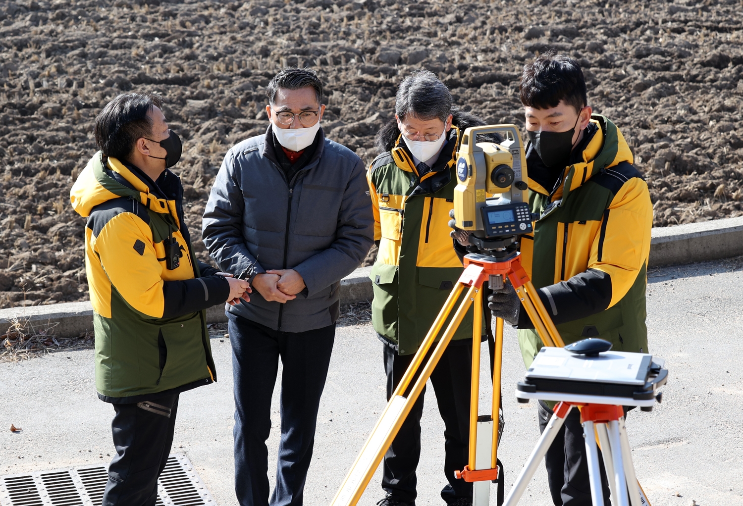 LX공사 김정렬 사장이 LX남원지사 지적재조사현장에서 진행된 현장 안전점검 및 안전사고 모의훈련 중 직원들을 격려하고 있다. (사진= LX공사)