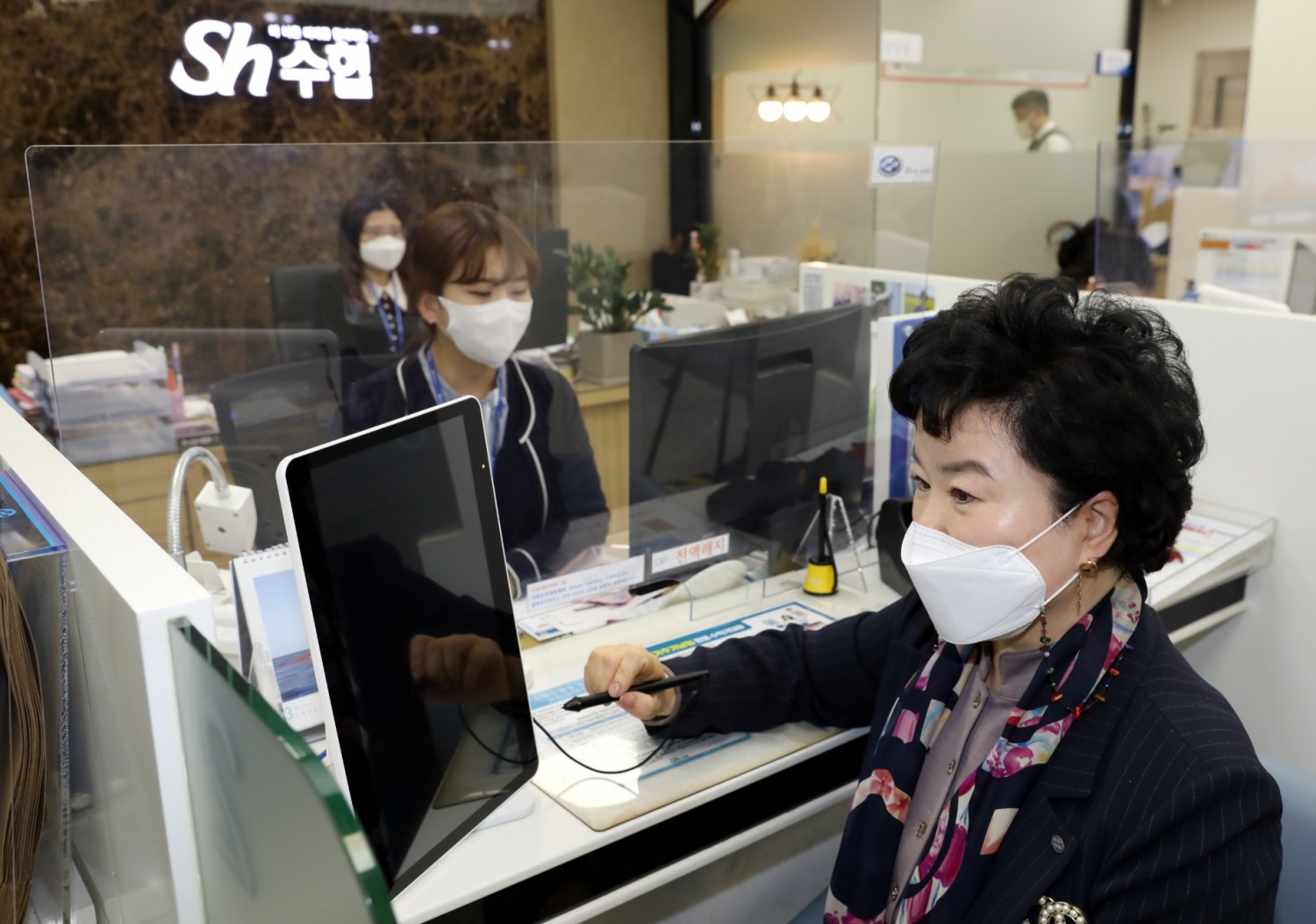 지난 2일 수협중앙회 강신숙 금융부대표가 근해안강망수협 방이동지점에서 페이퍼리스시스템을 이용하여 예금상품 가입을 하고 있다. (사진= 수협중앙회 )