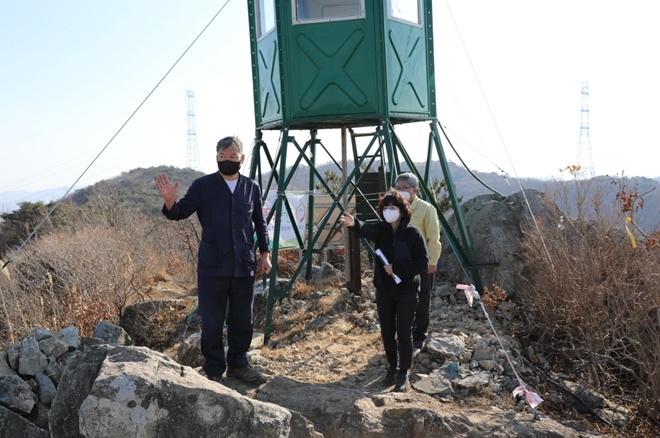 오규석 기장군수는 3일 오후 2시 30분경 봄철 건조한 기후로 산불 발생 위험이 더욱 높아짐에 따라 망월산을 비롯한 관내 산불감시초소를 방문해 현장을 점검하고 있다.(사진제공=부산 기장군)