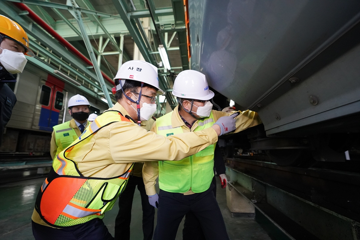 나희승 코레일 사장(사진 가운데)이 이문차량사업소에서 KTX-이음 정비 작업 현장을 둘러보고 있다.(사진=코레일)